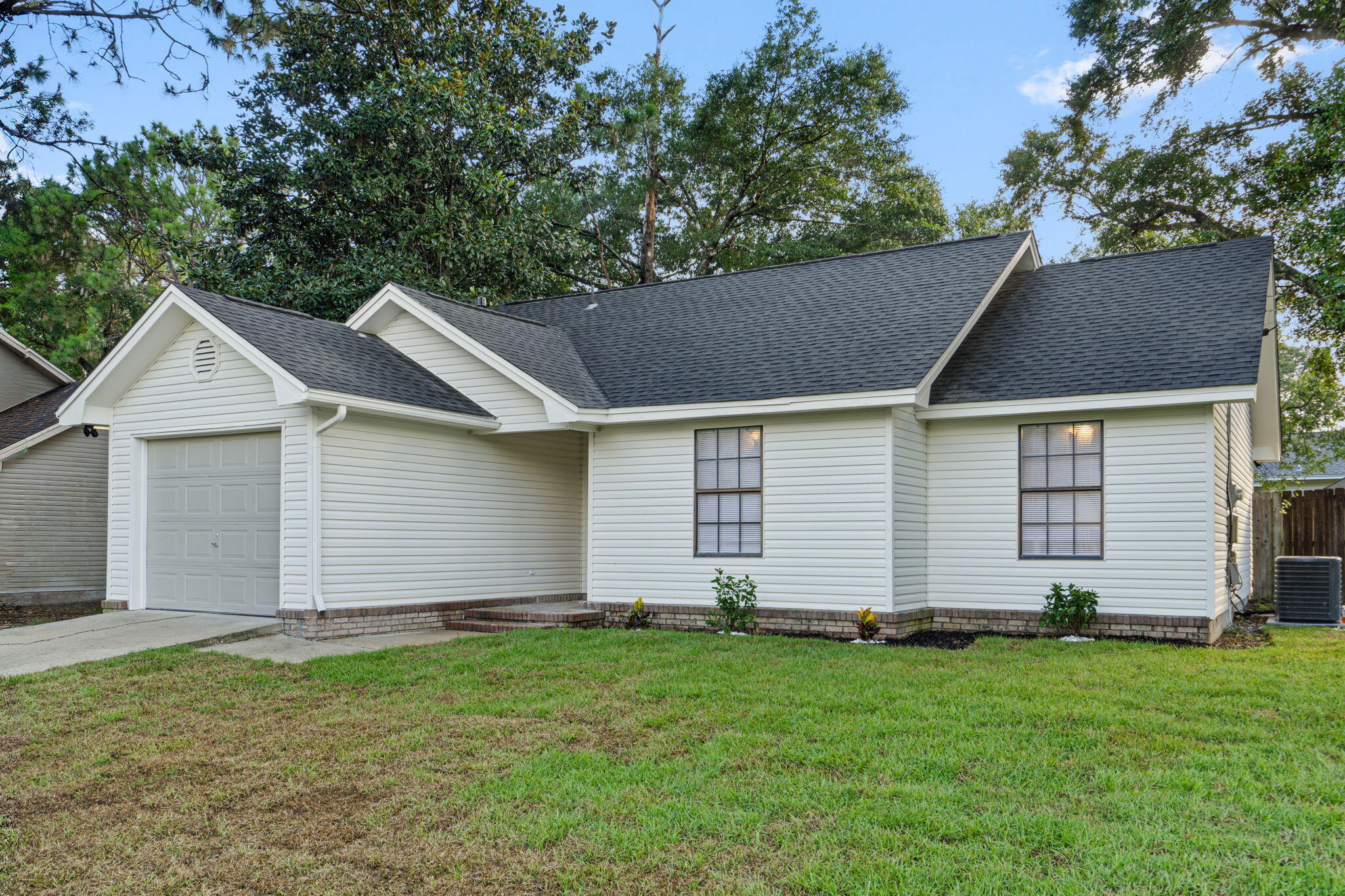 Property Photo: 136 Oak Terrace Drive FL 32539