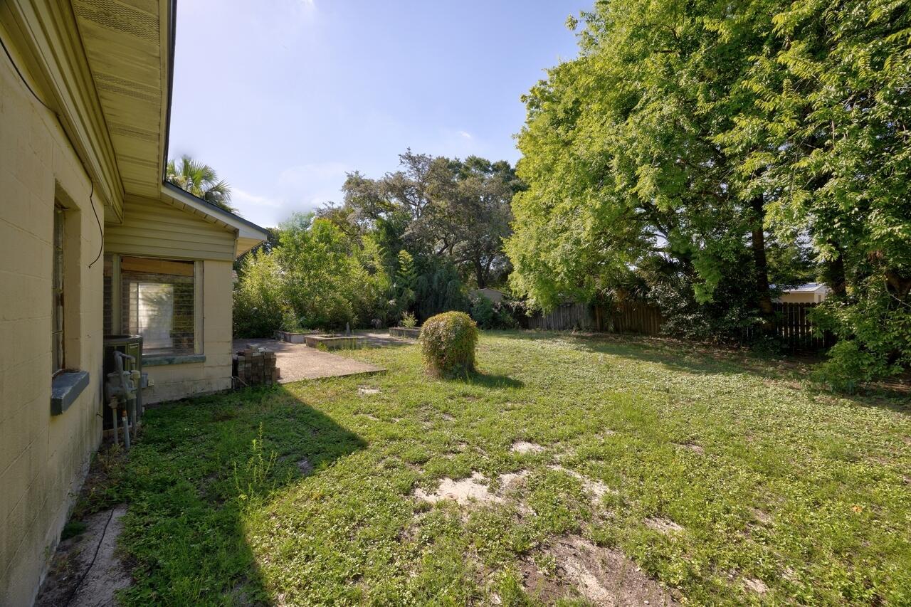 Property Photo: 352 SE Hollywood Boulevard FL 32548