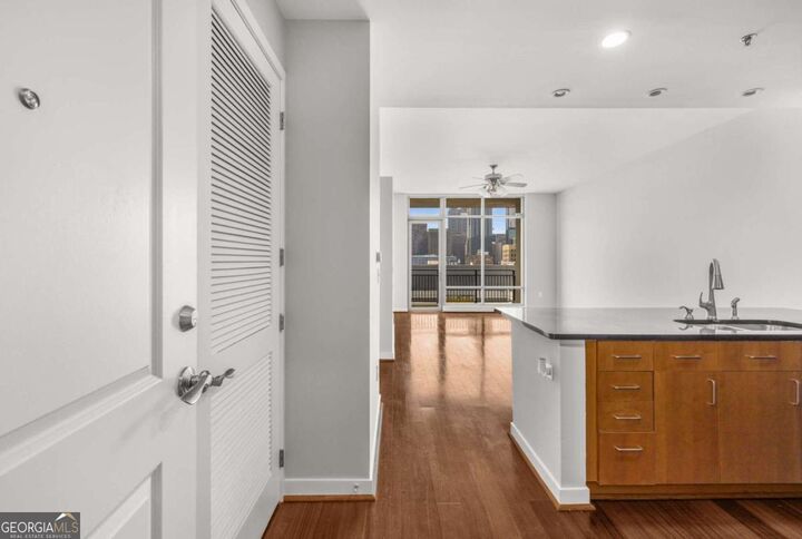 Property Photo: 565 Peachtree Street NE 1206 GA 30308