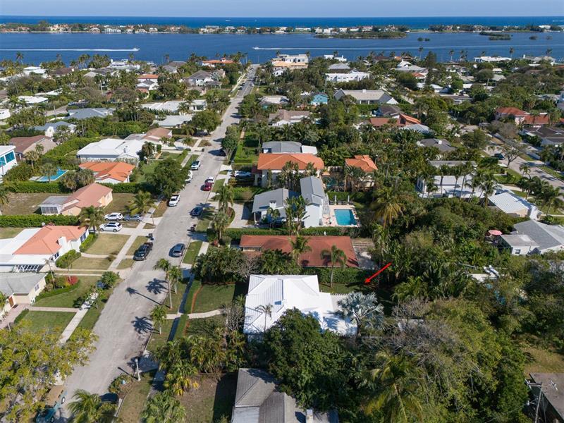 Property Photo: 252 Bloomfield Dr FL 33405