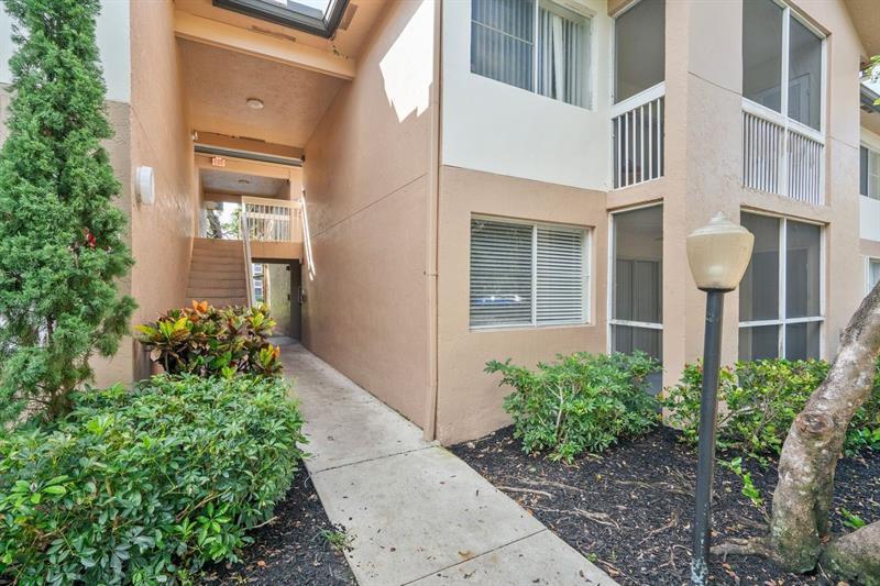 Property Photo: 9899 Westview Dr 516 FL 33076