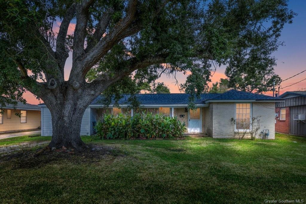 Property Photo: 417 E Claude Street LA 70605