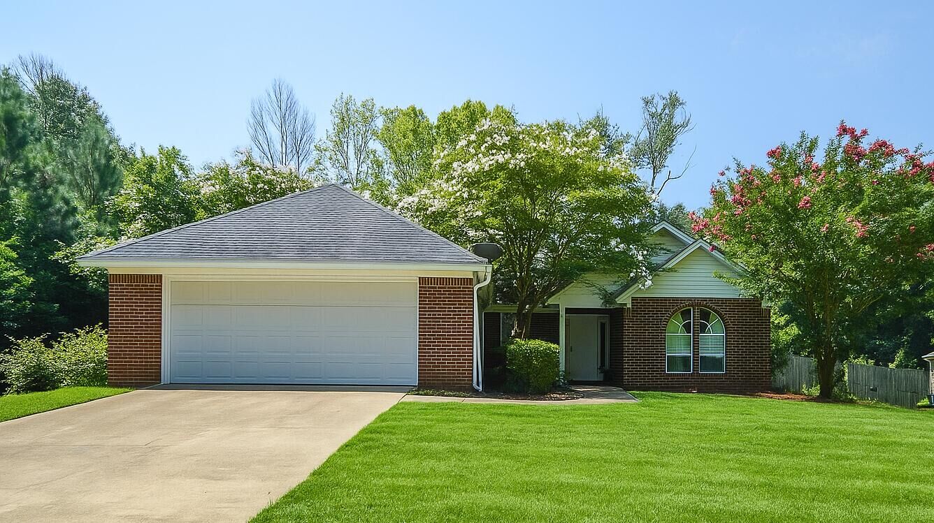 Property Photo:  127 Elm Place  MS 39759 