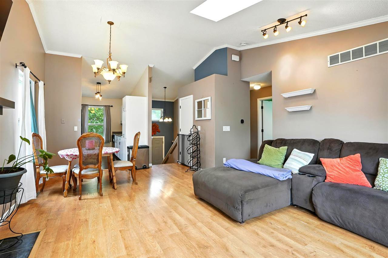 Property Photo: 727 Hodge St IA 52317