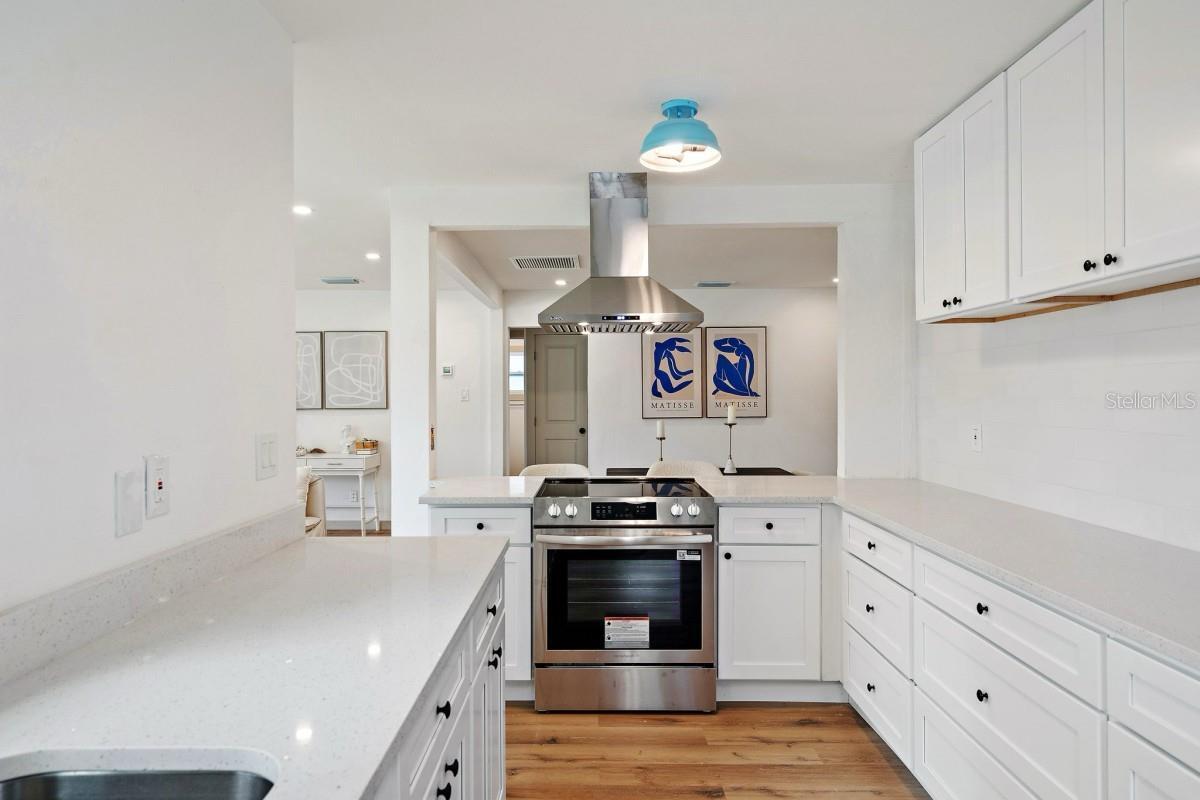 Property Photo: 1901 18th Avenue N FL 33713