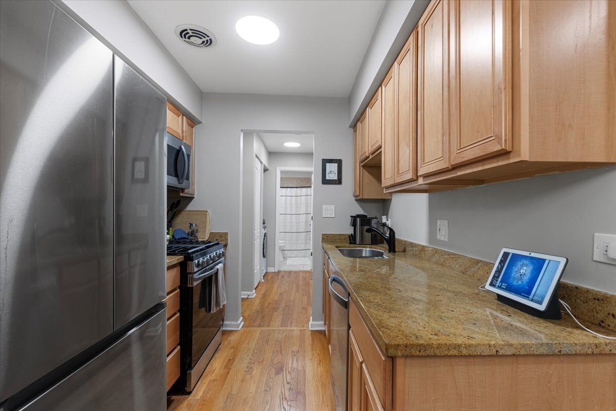 Property Photo: 1415 W Lunt Avenue 402 IL 60626
