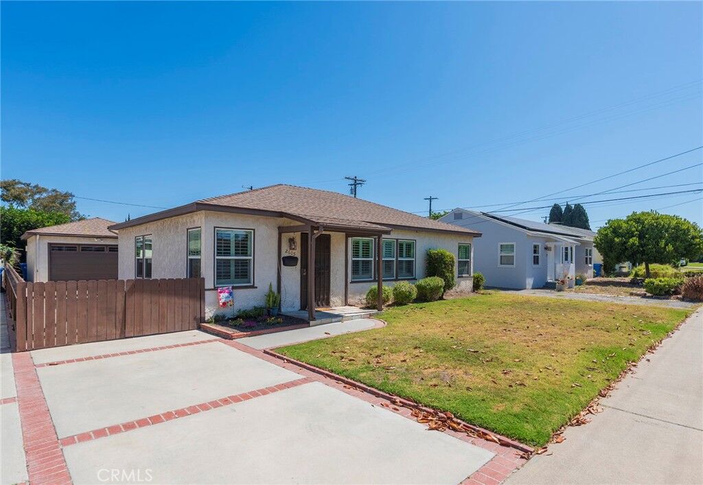 Property Photo:  2605 Robinson Street  CA 90278 