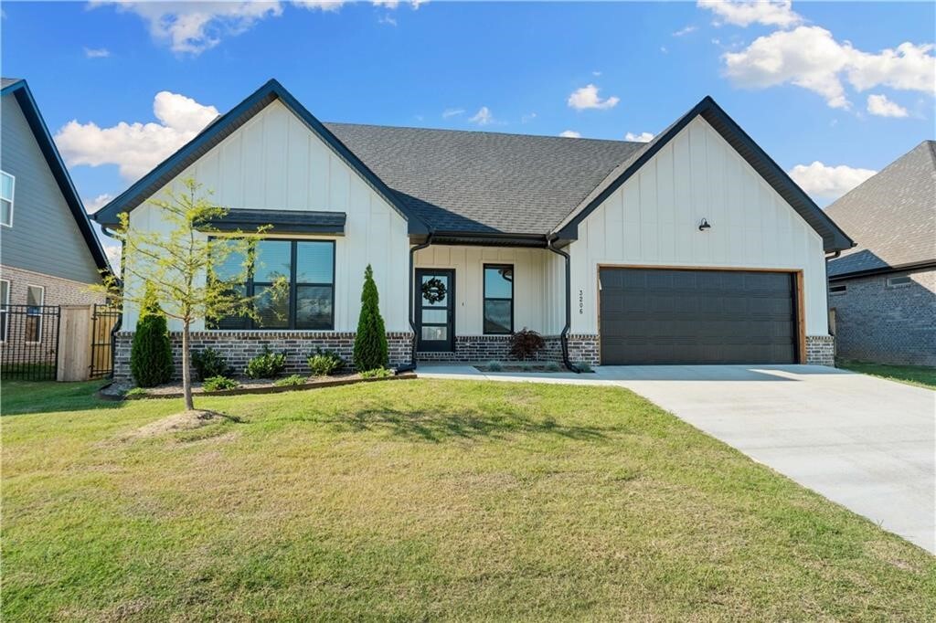 Property Photo: 3206 SW Rosemont Avenue AR 72713