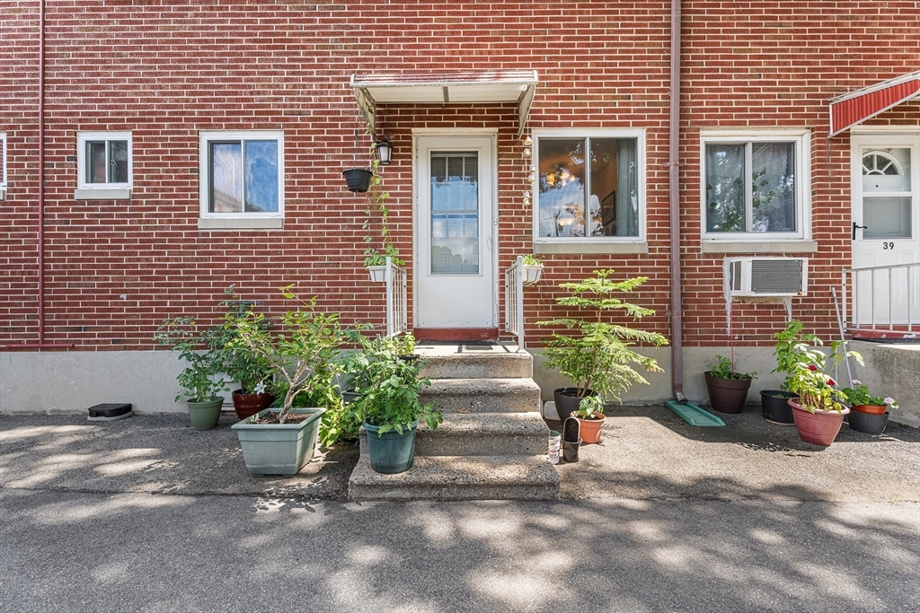 Property Photo: 38 Wilson Dr 38 MA 01702