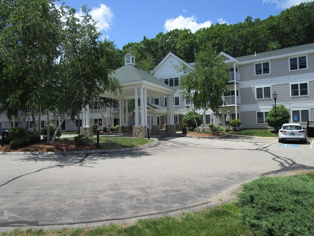 Property Photo:  265 Edward J Roy Dr 101  NH 03104 
