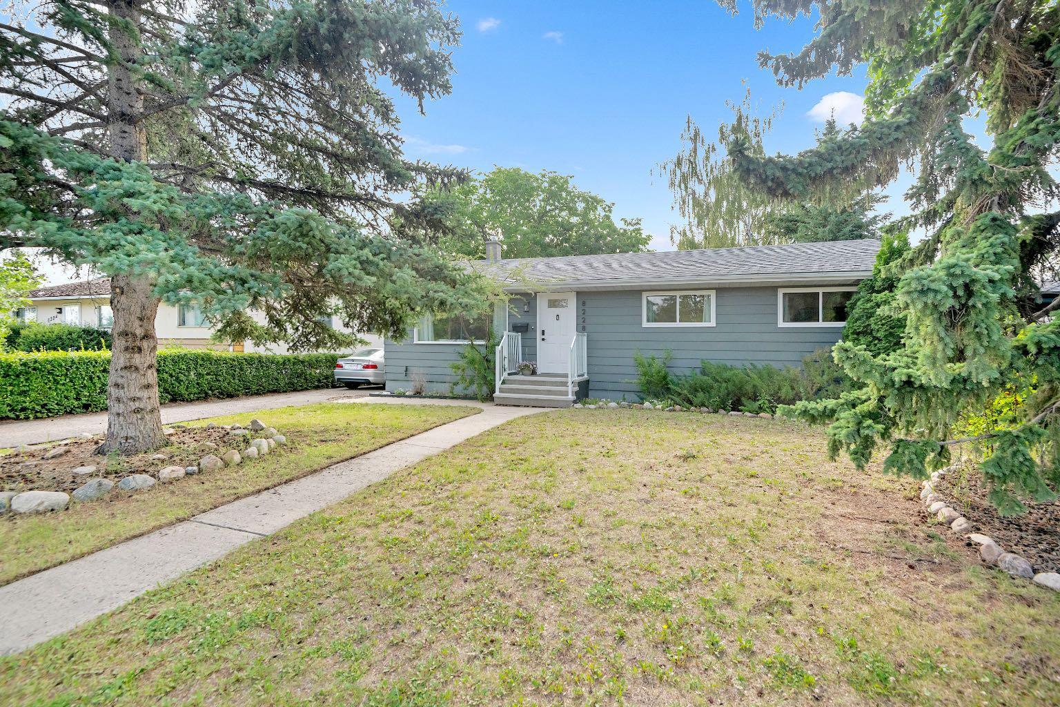 Photo de la propriété:  8228 5 Street SW  AB T2V 1C5 