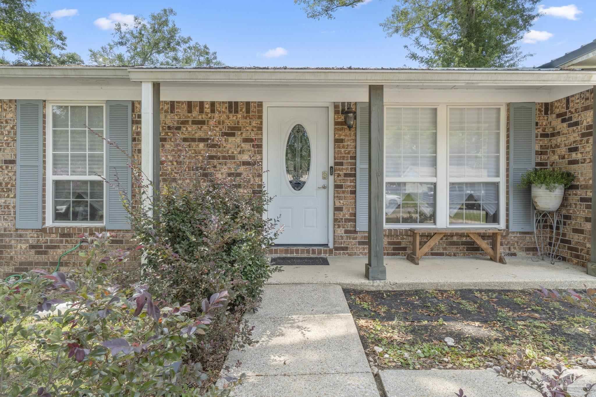 Property Photo: 735 Gonzalez Park Dr FL 32533
