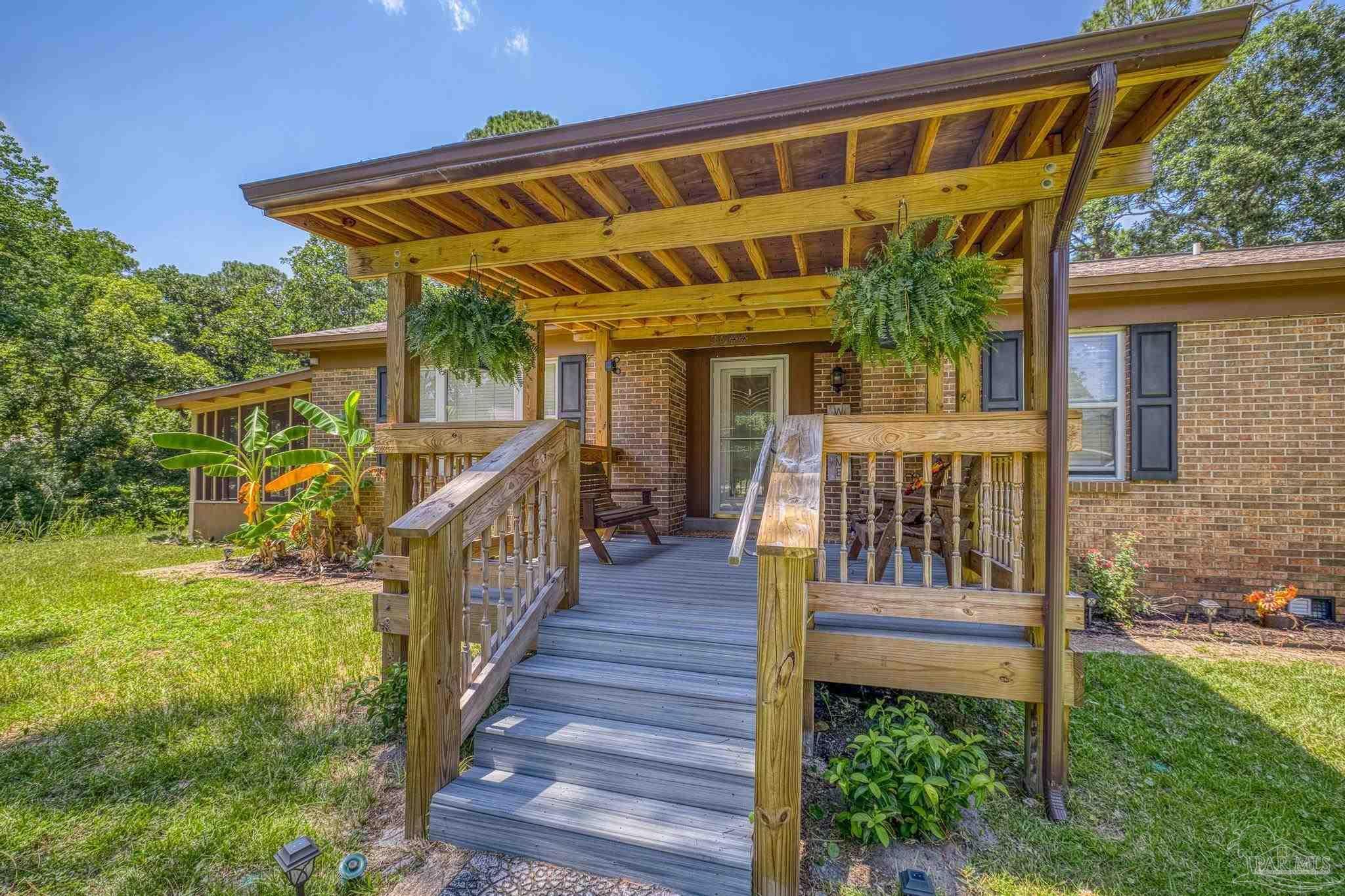 Property Photo: 3044 Laurel Dr FL 32563