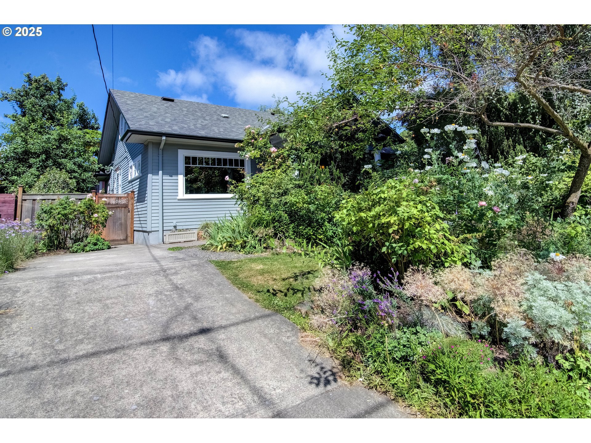Property Photo: 2615 NE 42nd Ave OR 97213