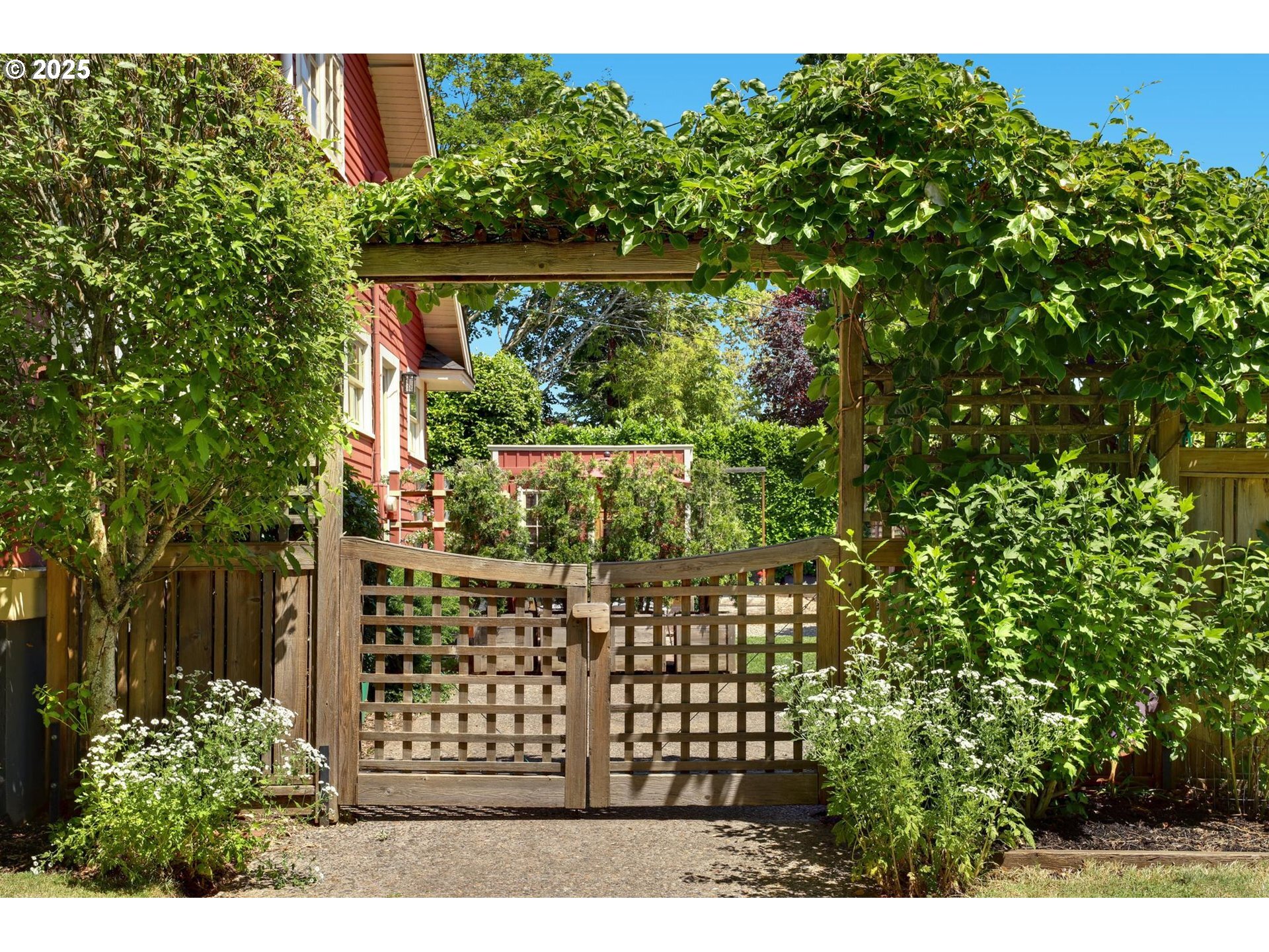Property Photo:  1351 SE Flavel St  OR 97202 
