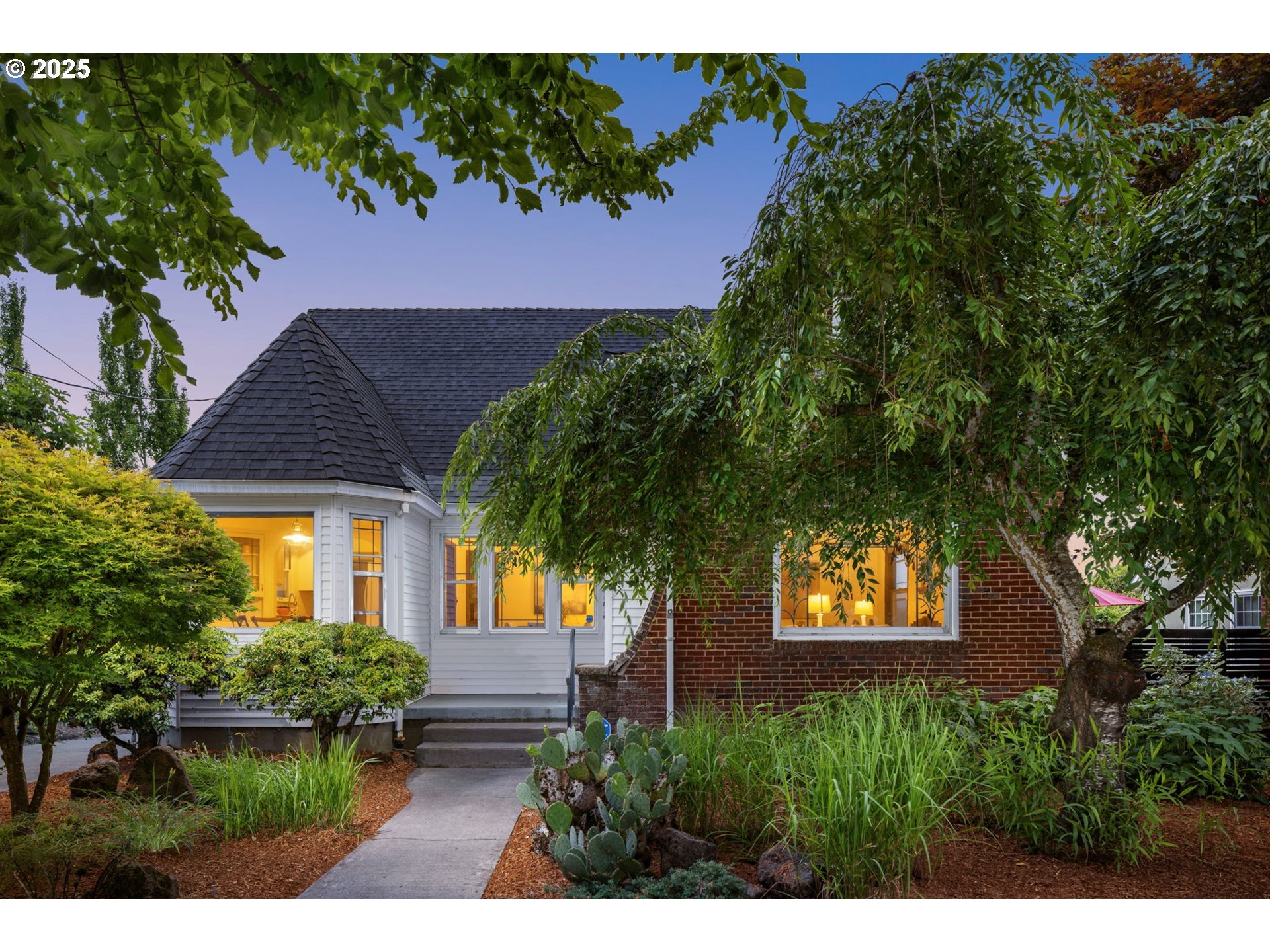Property Photo:  3335 SE 43rd Ave  OR 97206 