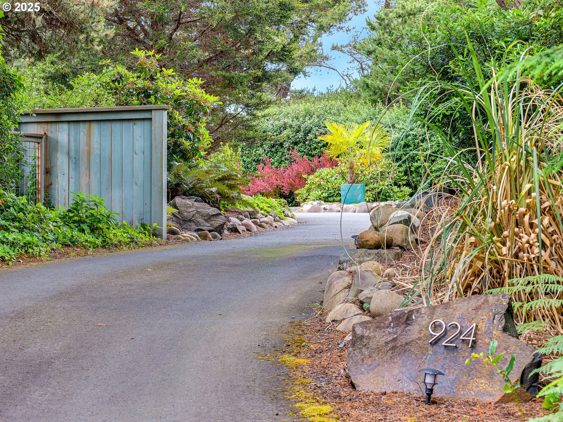 Property Photo: 924 Little Beach Dr OR 97138