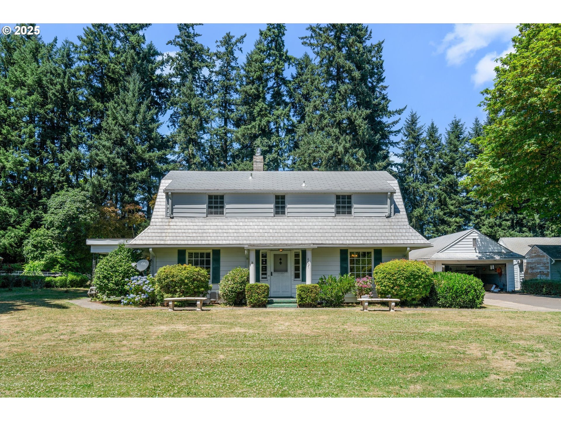 Property Photo: 4607 SE River Dr OR 97267