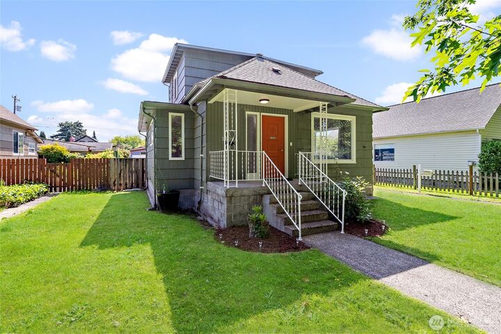 Property Photo:  1609  McDougall Avenue A  WA 98201 