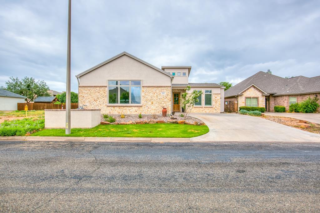 Property Photo: 2118 Valleyview Dr TX 76904
