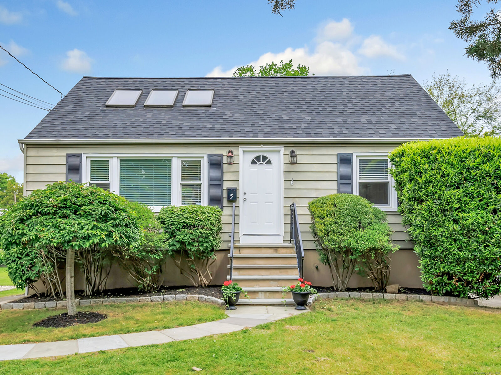 Property Photo:  5 Wildmere Lane  CT 06851 