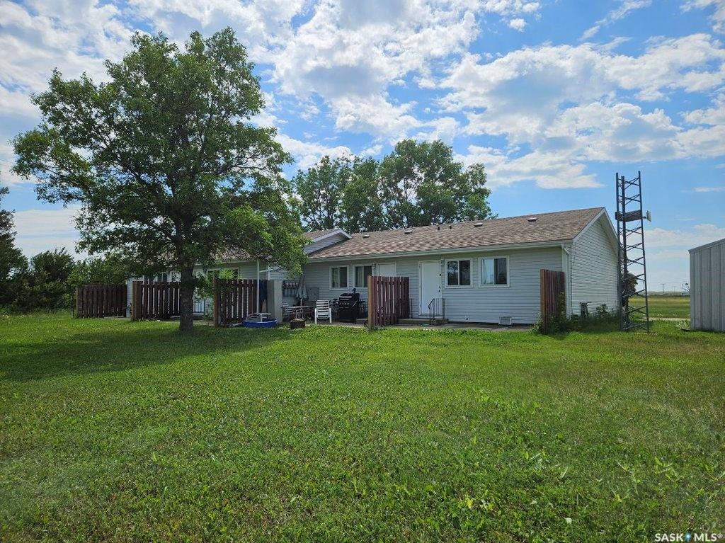 Property Photo: 113-115 2nd Avenue NE SK S0H 2B0