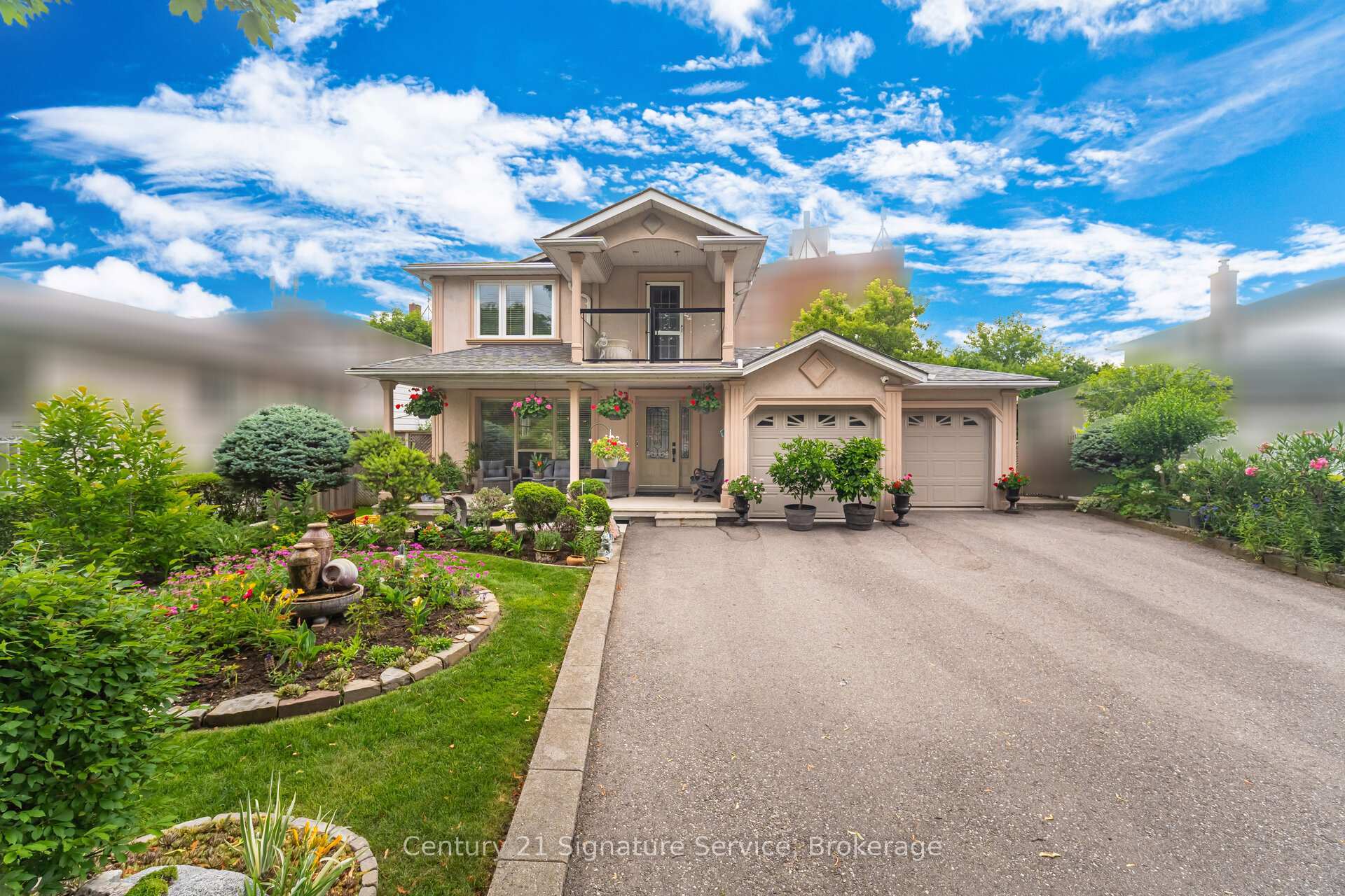 Property Photo: 512 Selsey Drive ON L5A 1B9