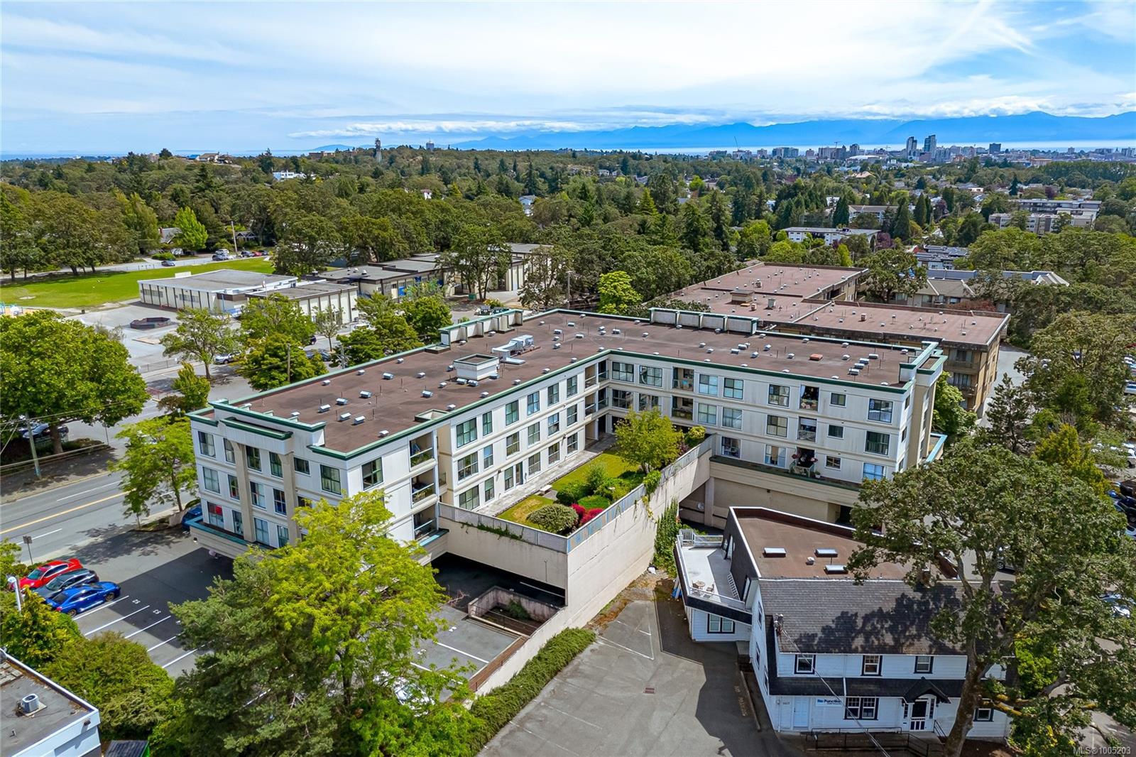 Property Photo:  3460 Quadra St 207  BC V8X 1G6 