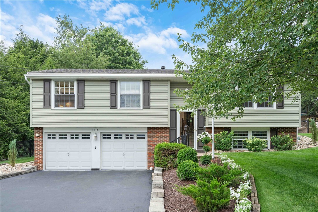 Property Photo: 1214 Regency Dr PA 15237