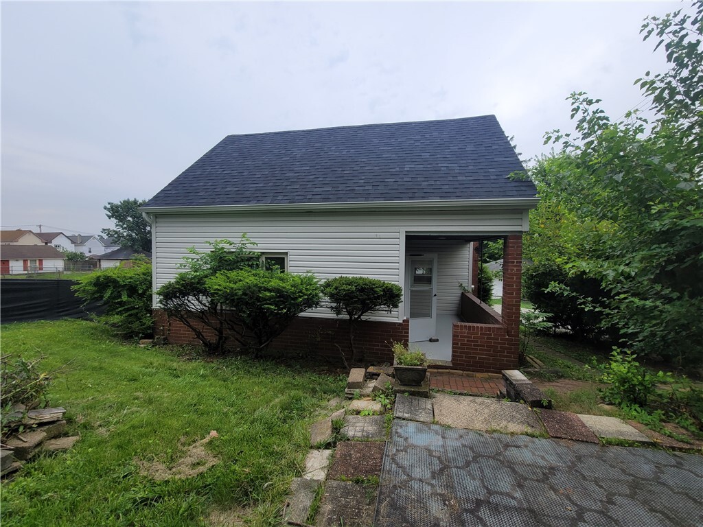 Property Photo:  424 Desota St  PA 15035 