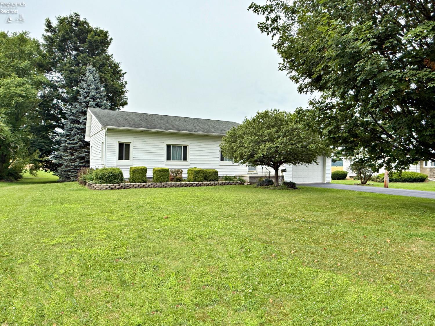 41 W New Haven Street  Bloomville OH 44818 photo