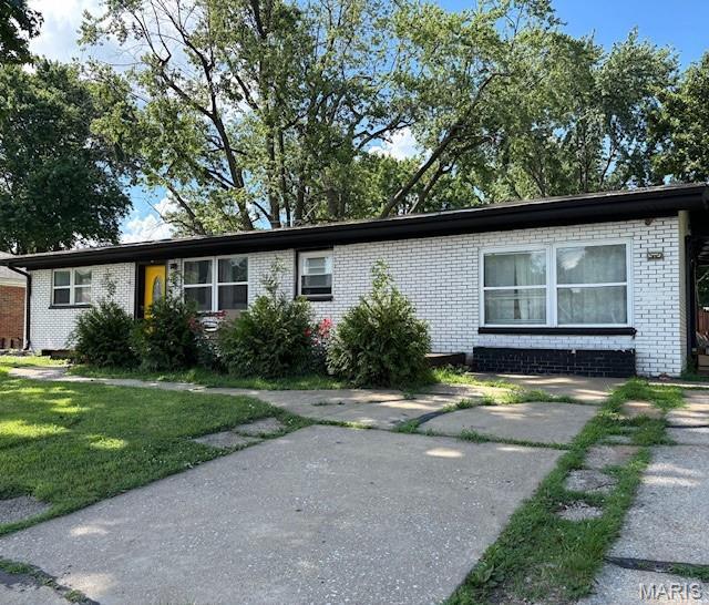 Property Photo: 613 Sunnyhill Drive IL 62223