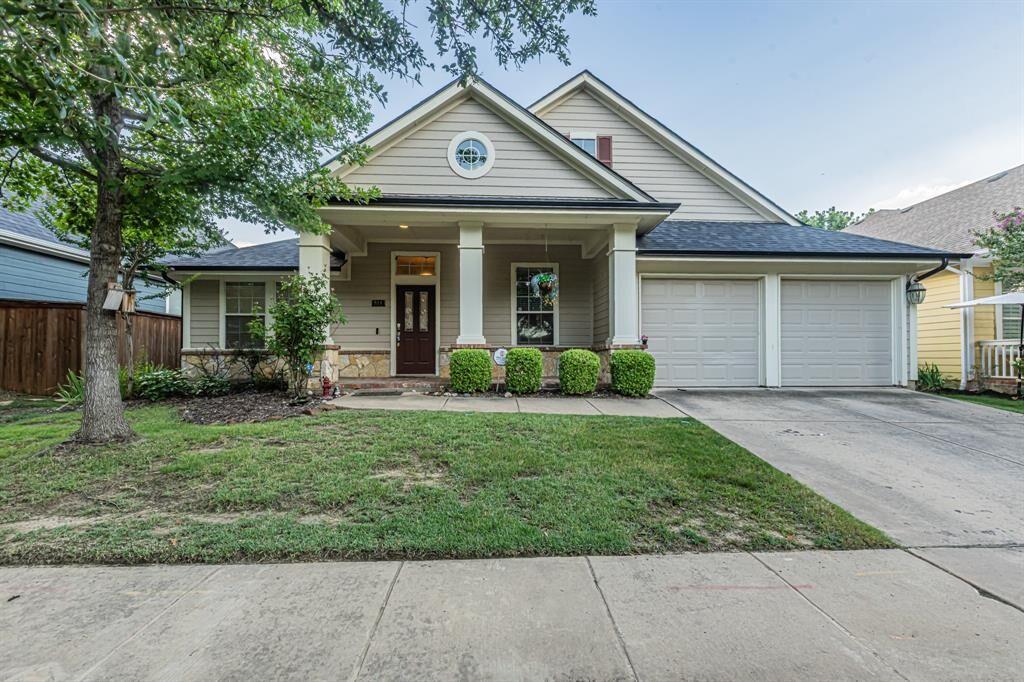 Property Photo:  811 Bradford Street  TX 76226 