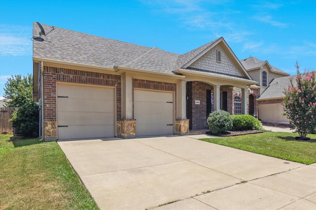 Property Photo: 10916 Braemoor Drive TX 76052