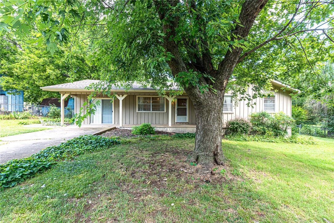 Property Photo:  211 Kennan Street  AR 72753 