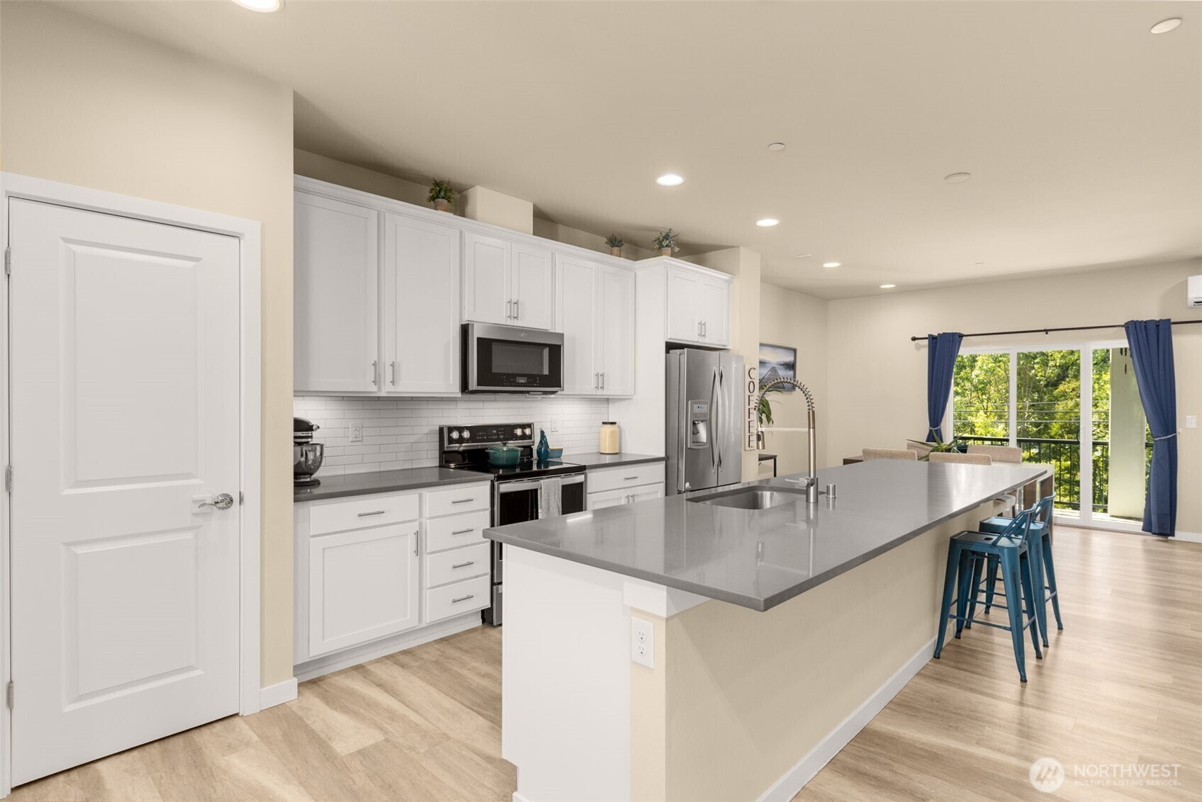Property Photo: 14715 Admiralty Way A4 WA 98087