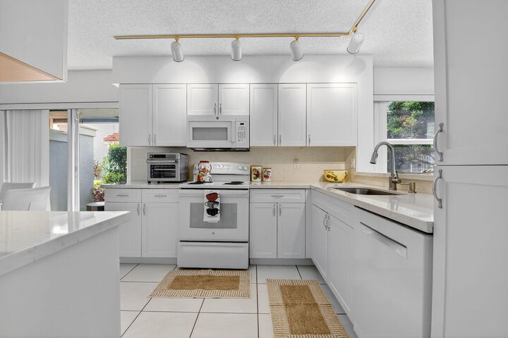 Property Photo: 7390 Lake Meadow Way 101 FL 33437