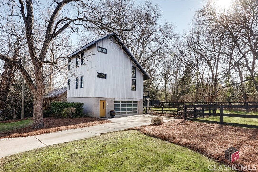 Property Photo: 425 Cleveland Avenue GA 30601