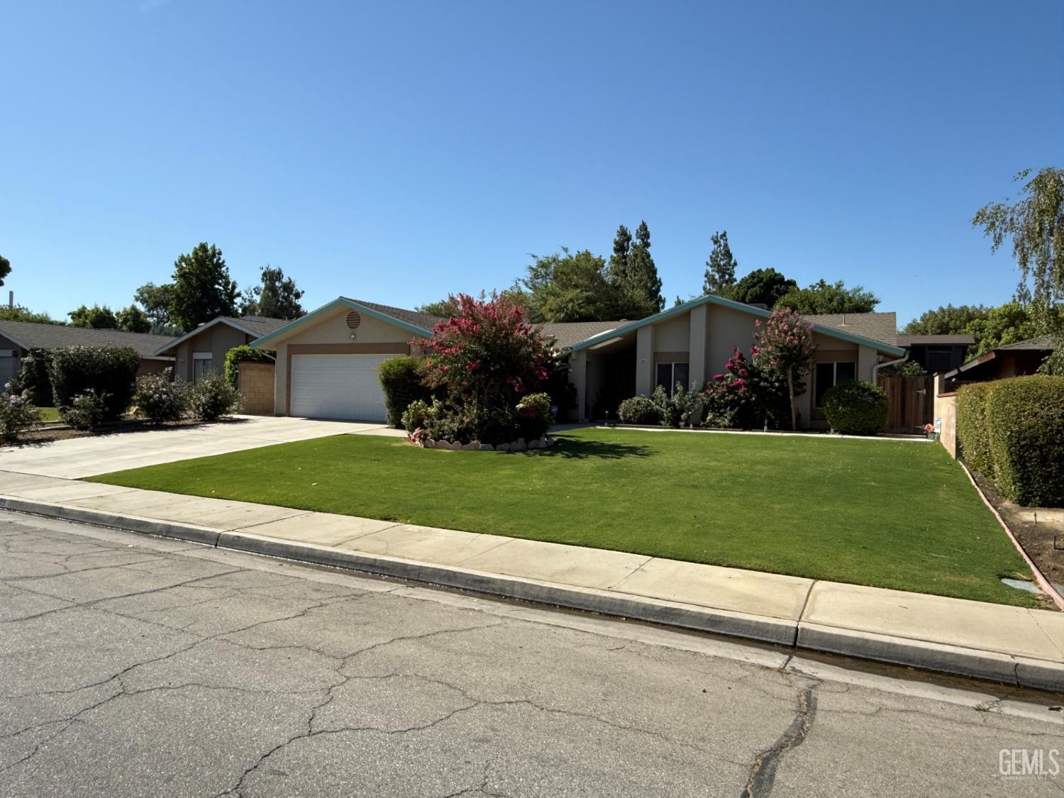 Property Photo: 7009 Quailwood Drive CA 93309