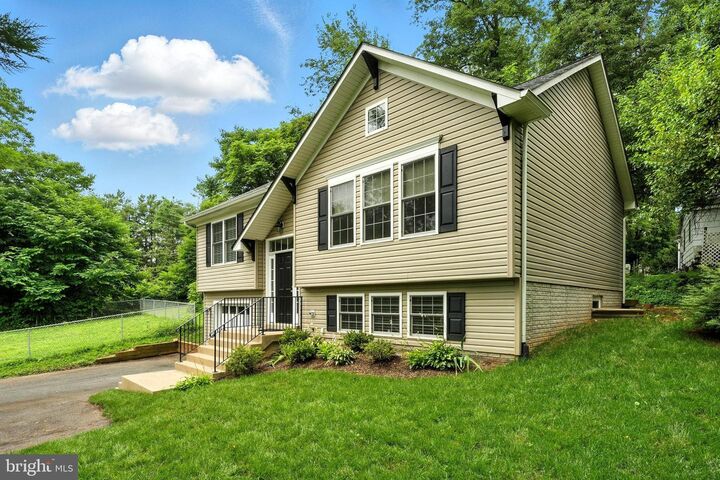 Property Photo: 280 Alexandria Pike VA 20186