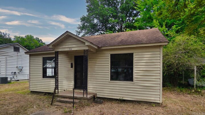 Property Photo:  715 Division Street  AR 72104 