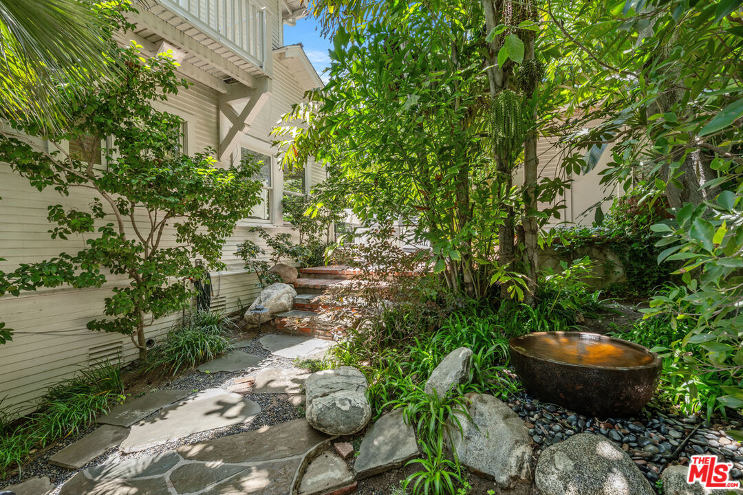 Property Photo:  1231 Hilldale Ave  CA 90069 