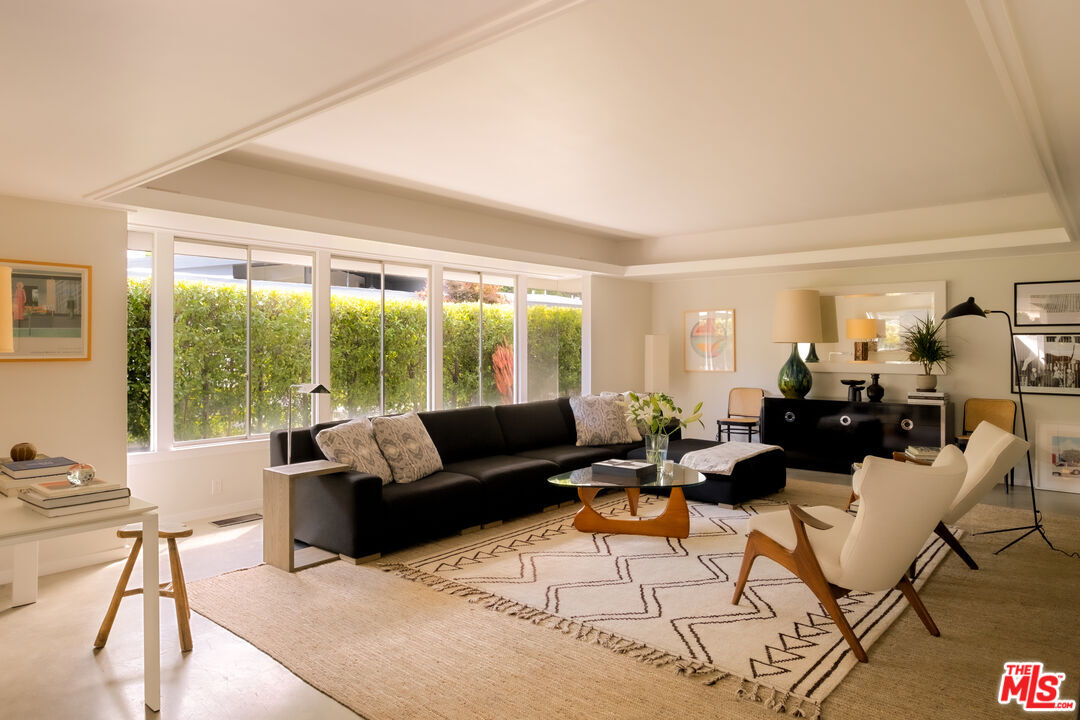 Property Photo: 2246 Chelan Pl CA 90068