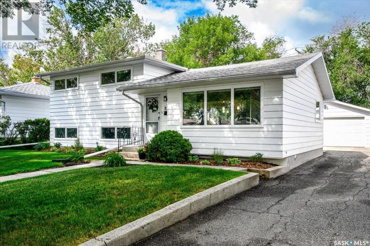 Photo de la propriété: 3542 Queen Street SK S4S 2G3