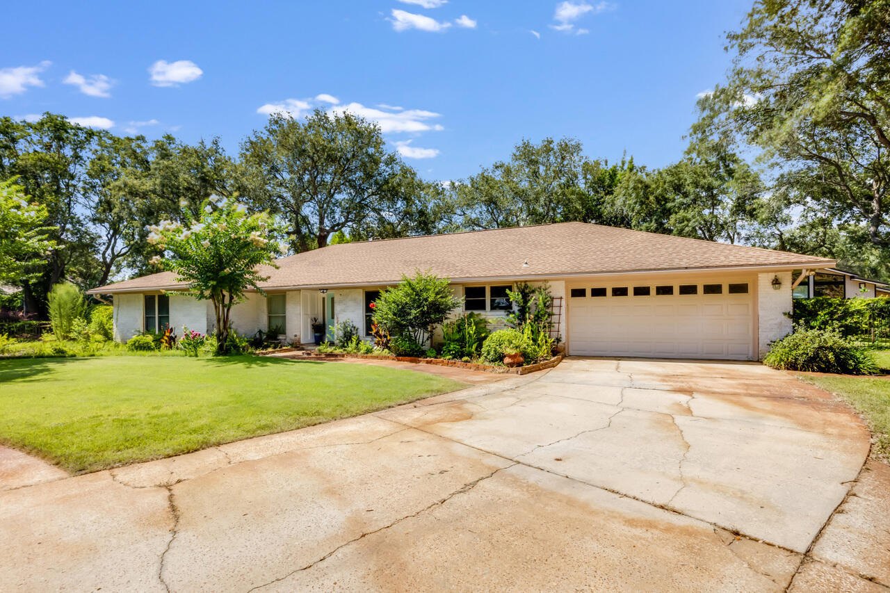 Property Photo: 5 Cahaba Court FL 32541