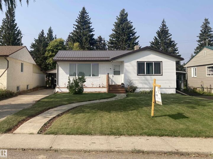 Property Photo:  5220 49 Street  AB T0B 4R0