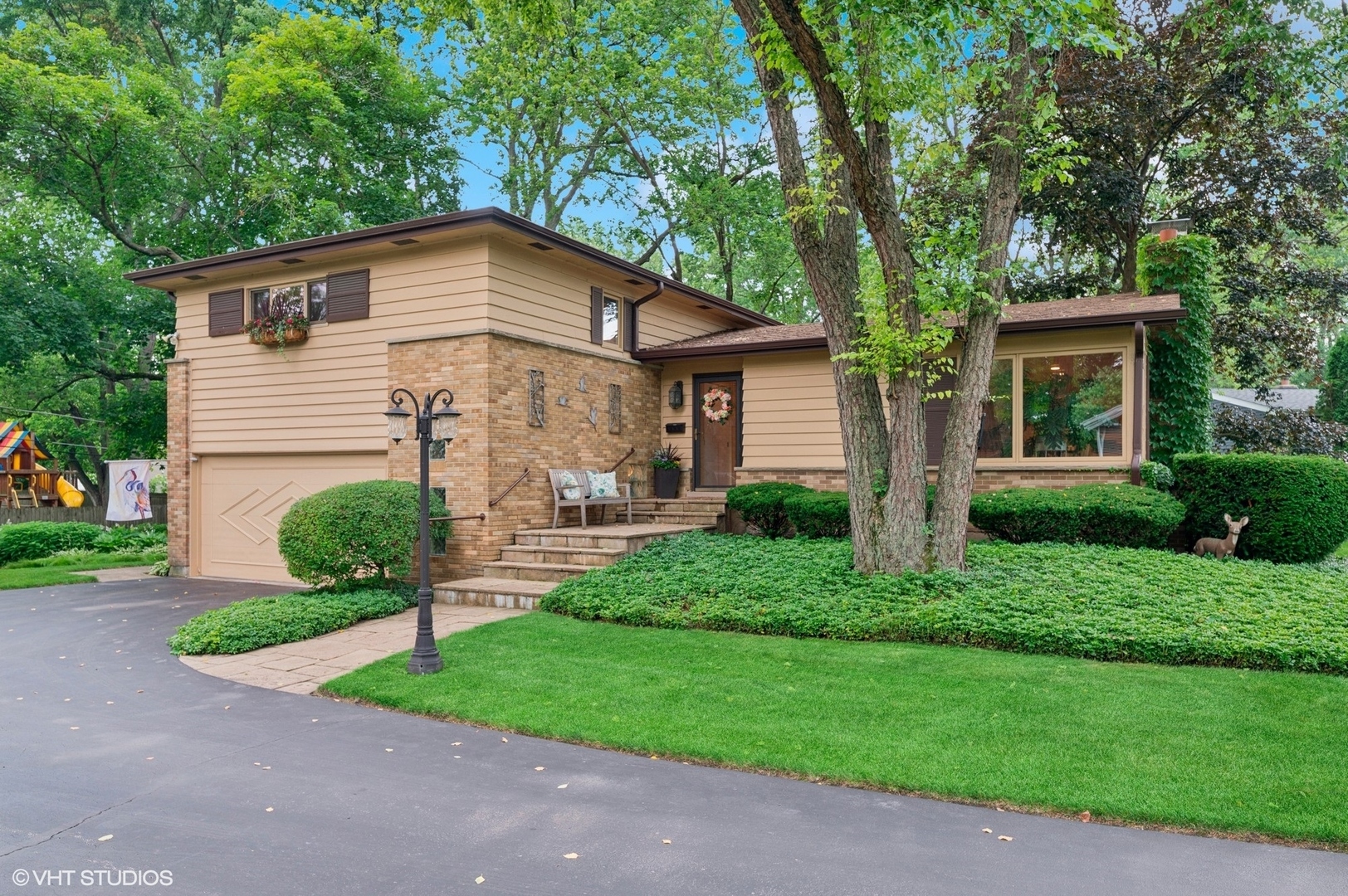 Property Photo: 1622 Village Green Court IL 60015