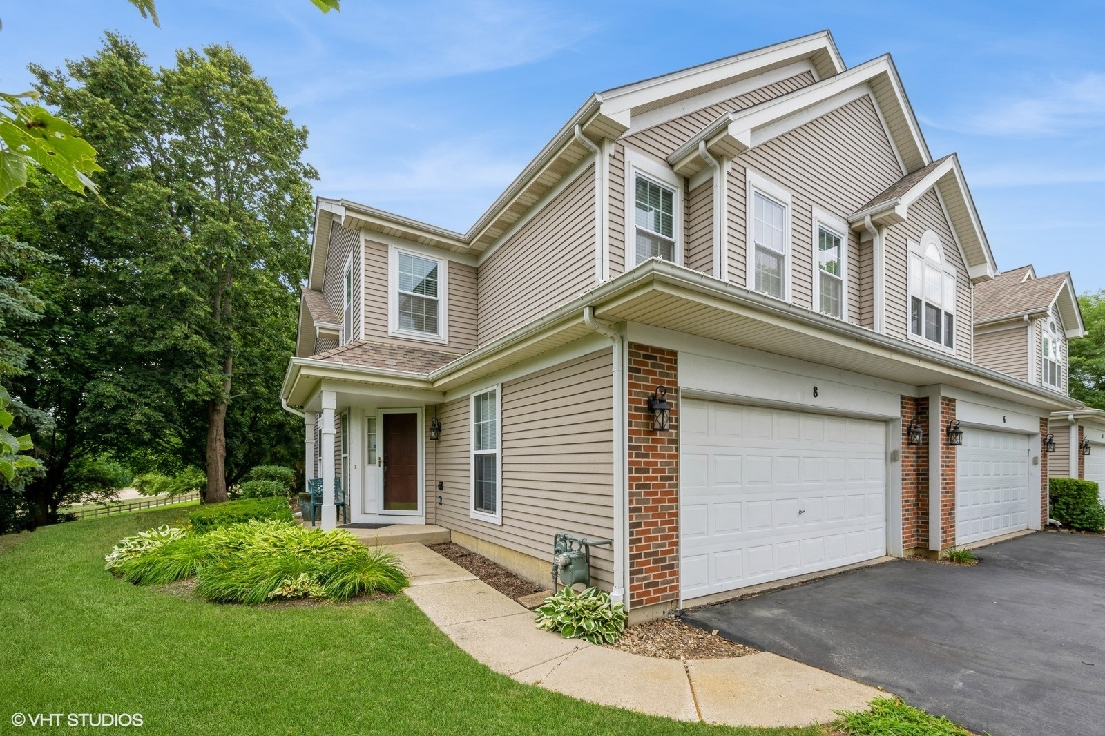 Property Photo: 8 Dellwood Court IL 60102