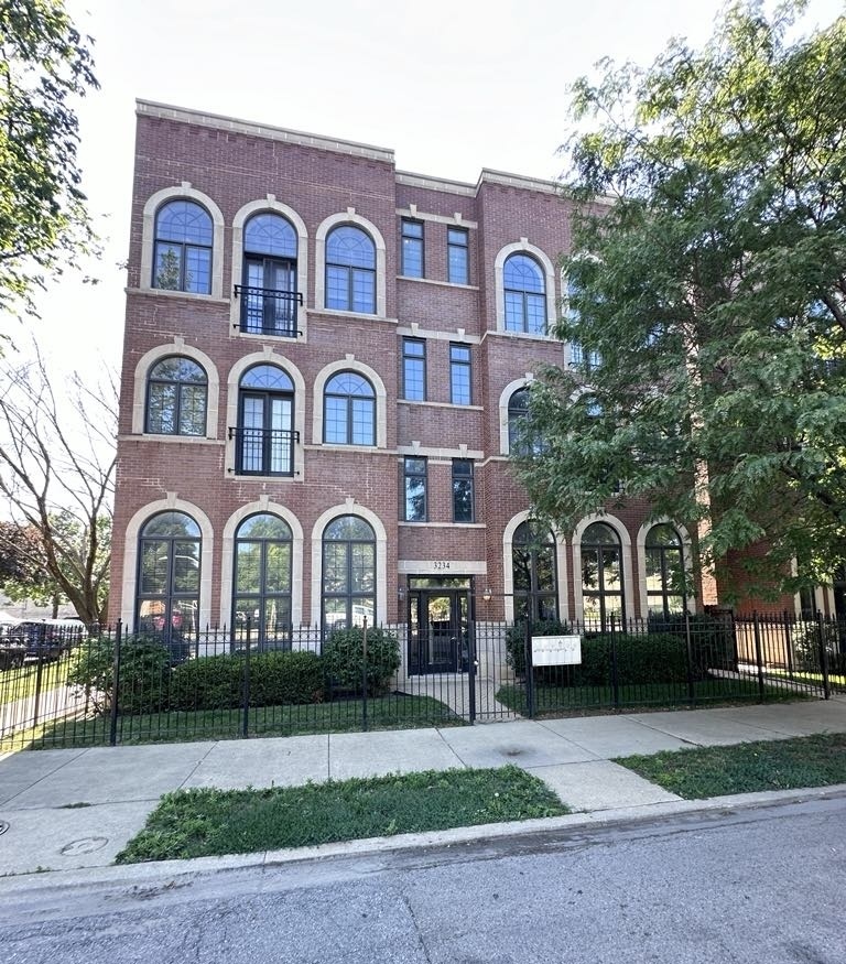 Property Photo: 3234 N California Street 3S IL 60618