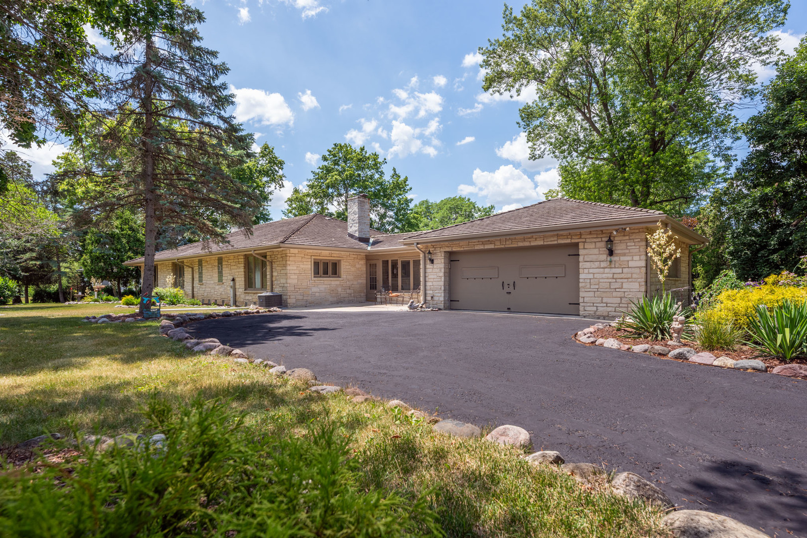 Property Photo: 1090 Roselle Road IL 60067